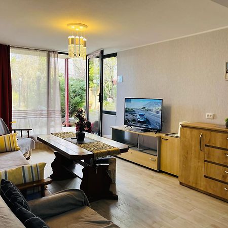 Guest House Poligloti Telavi Bagian luar foto