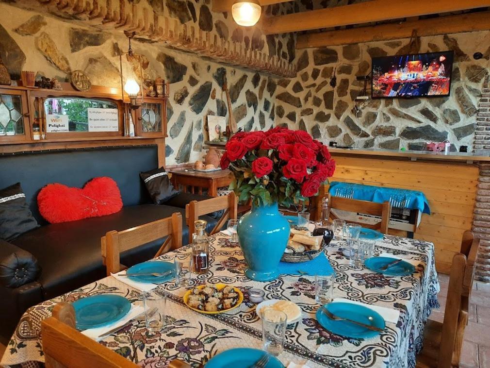 Guest House Poligloti Telavi Bagian luar foto