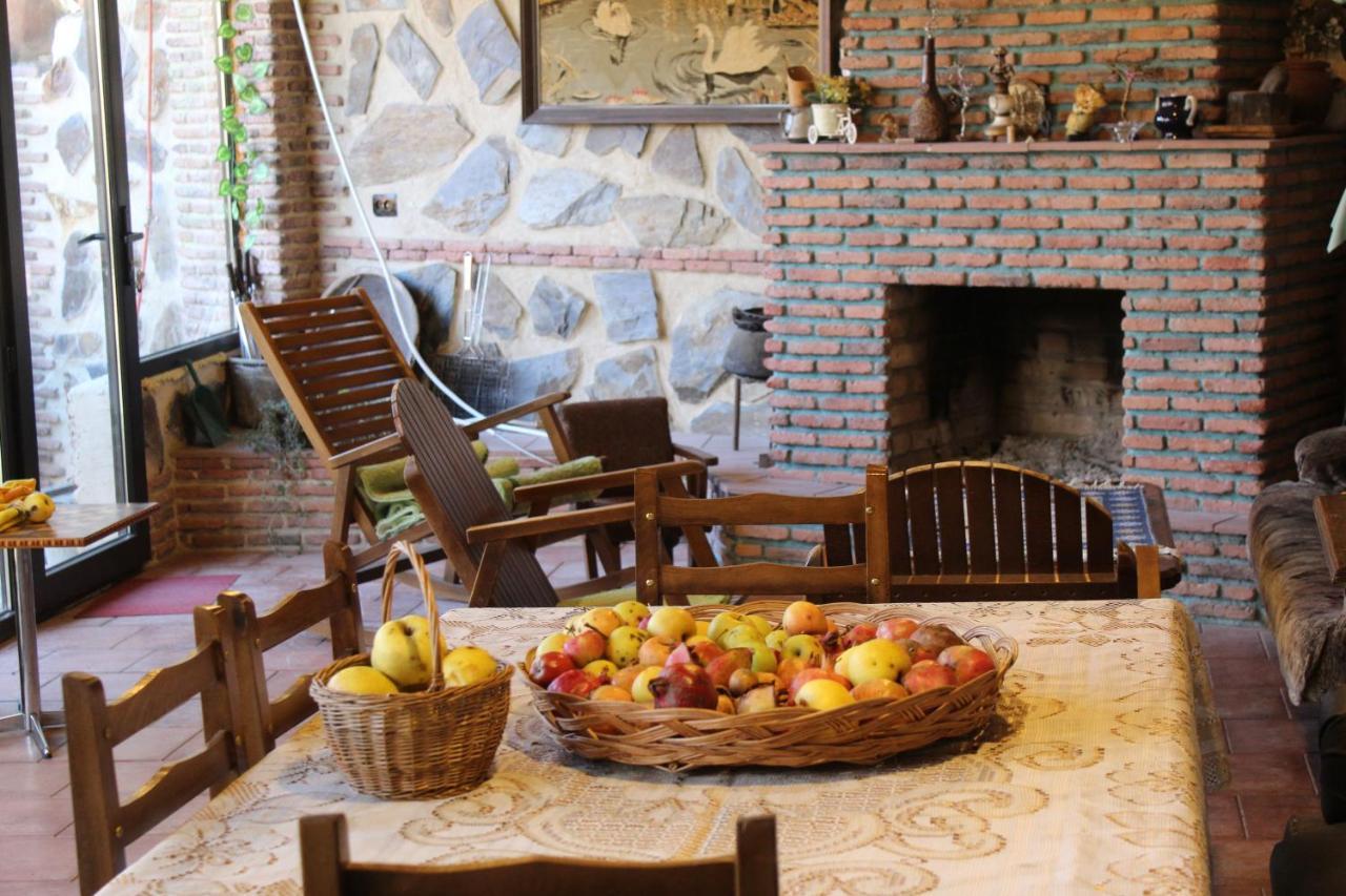Guest House Poligloti Telavi Bagian luar foto