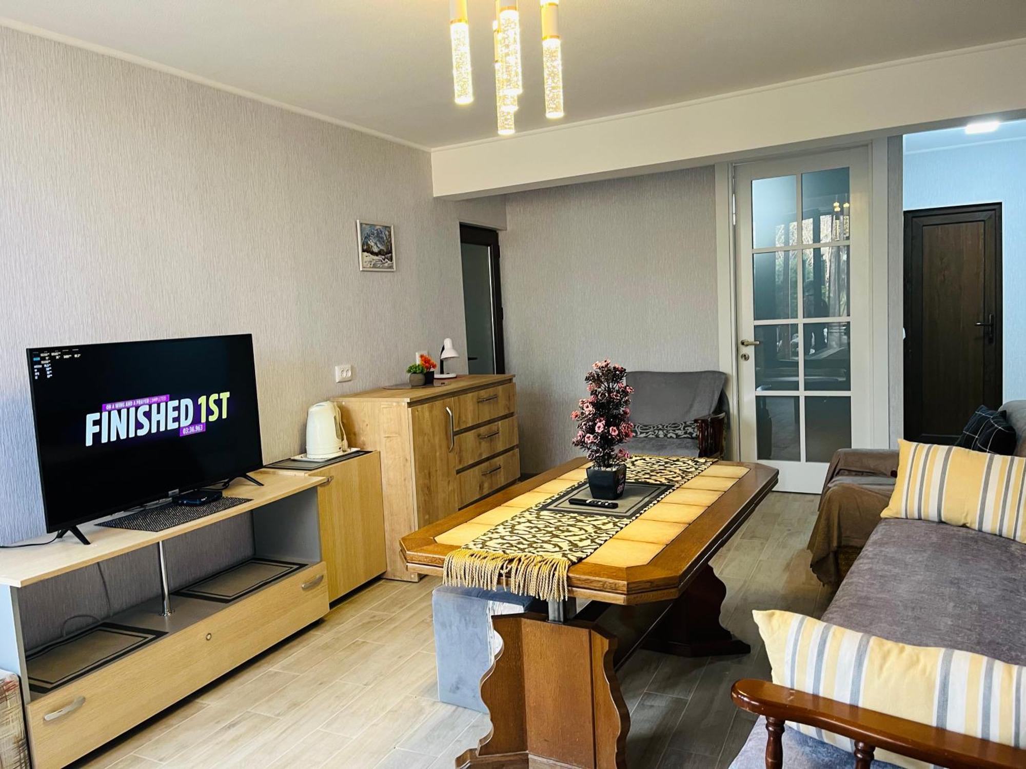 Guest House Poligloti Telavi Bagian luar foto