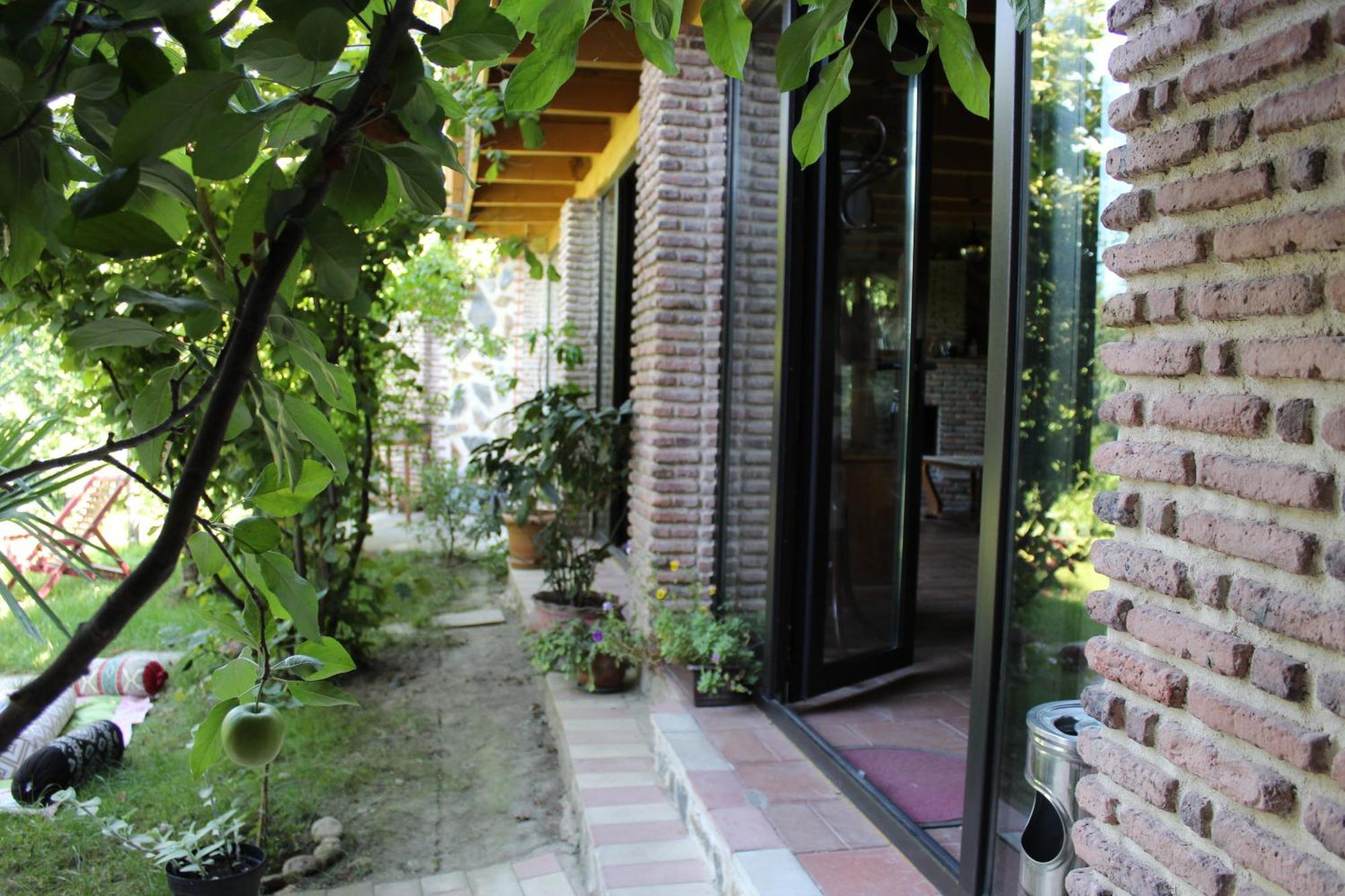 Guest House Poligloti Telavi Bagian luar foto