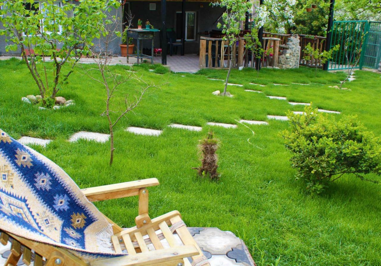 Guest House Poligloti Telavi Bagian luar foto
