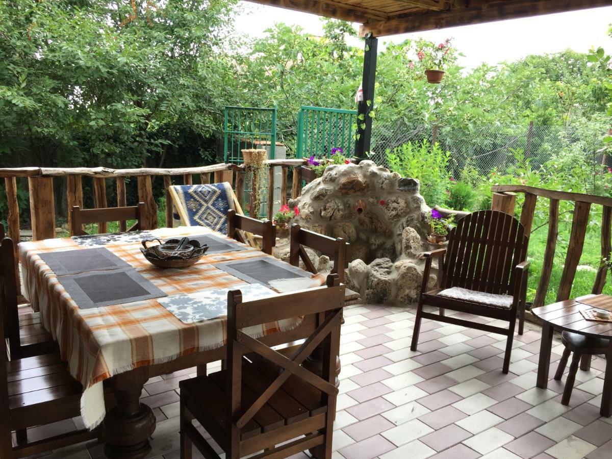 Guest House Poligloti Telavi Bagian luar foto