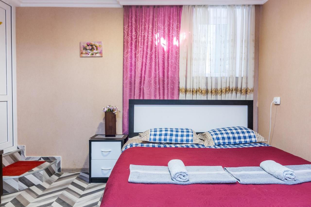 Guest House Poligloti Telavi Bagian luar foto