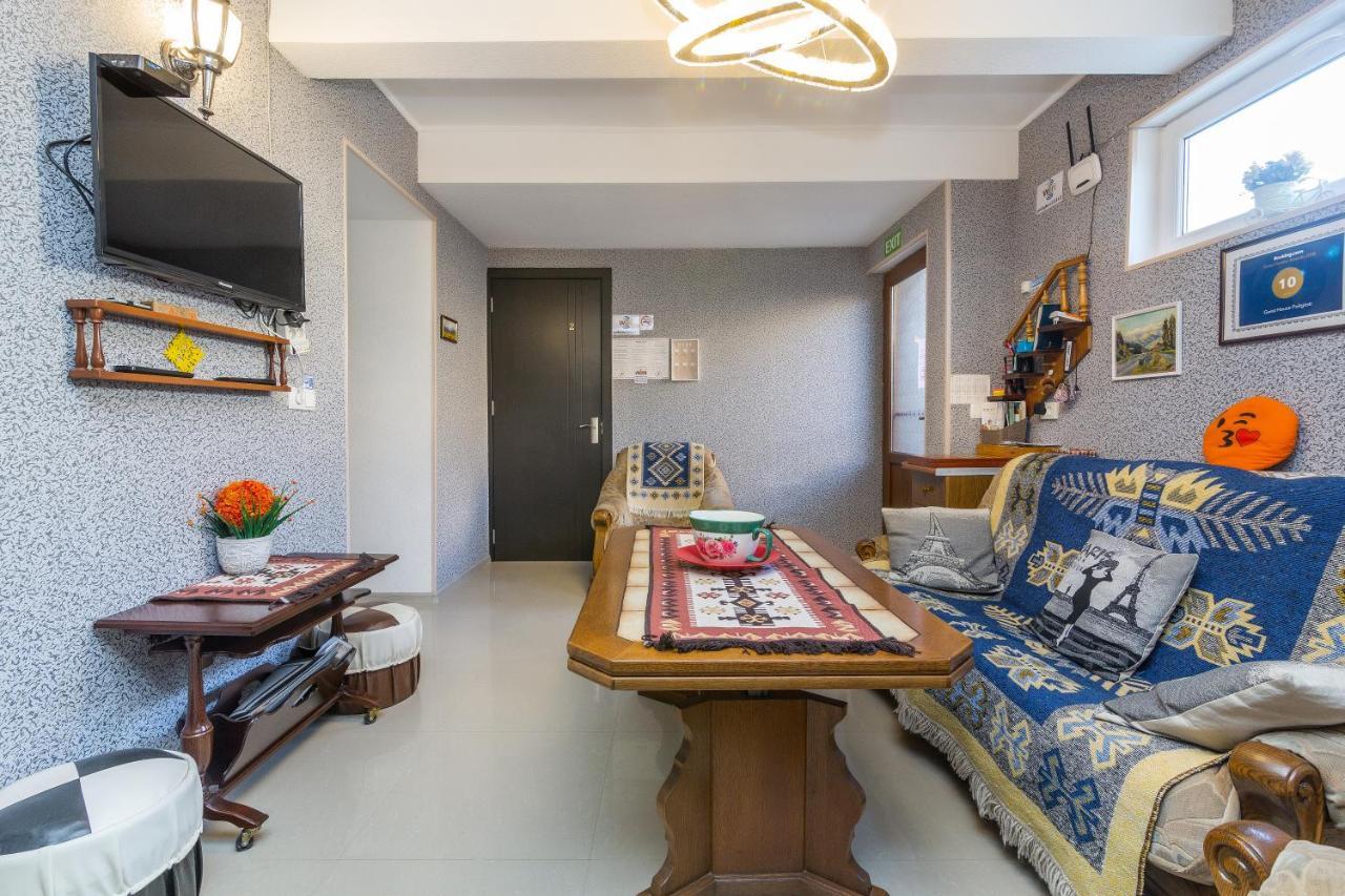 Guest House Poligloti Telavi Bagian luar foto
