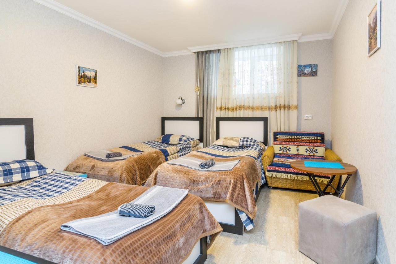 Guest House Poligloti Telavi Bagian luar foto