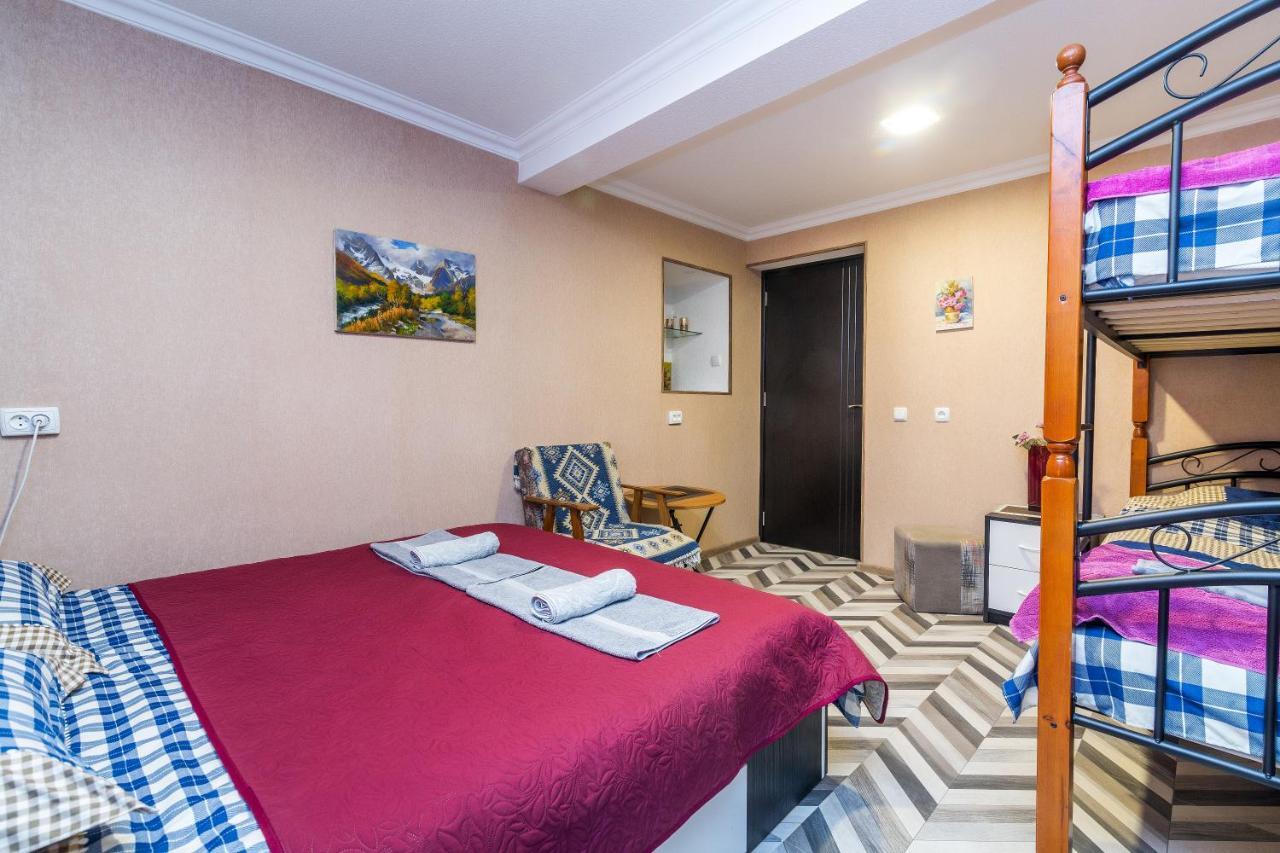 Guest House Poligloti Telavi Bagian luar foto
